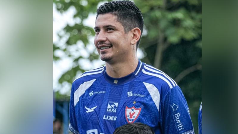 Jogador de futebol sorrindo vestindo a camisa azul do clube Águia de Marabá.