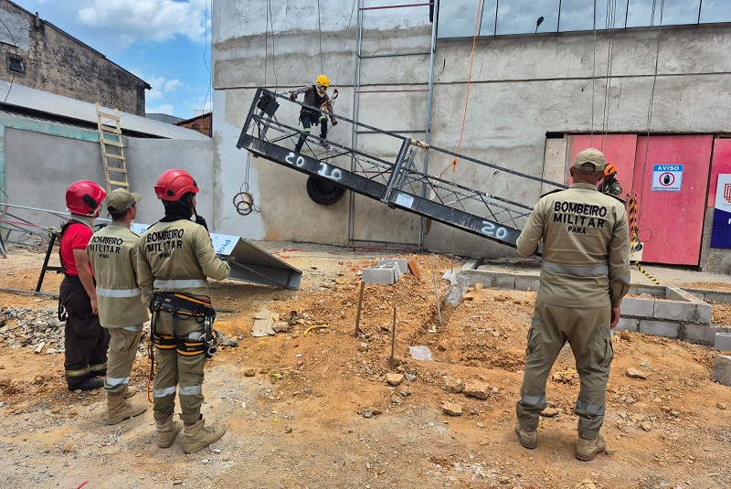 Bombeiros Militares do Pará atendendo uma ocorrência de acidente com andaime em uma construção.