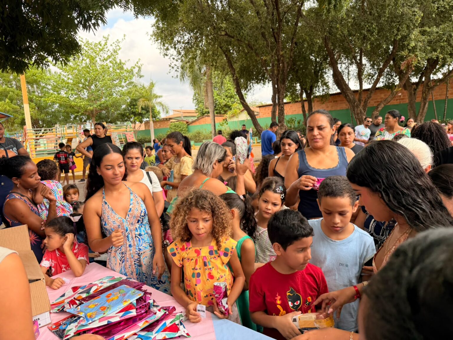 Alunos levam trote especial à comunidade da Folha 33
