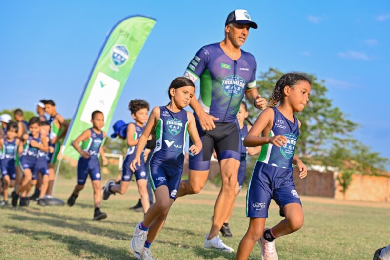 Triatleta olímpico visita alunos da escolinha em Marabá