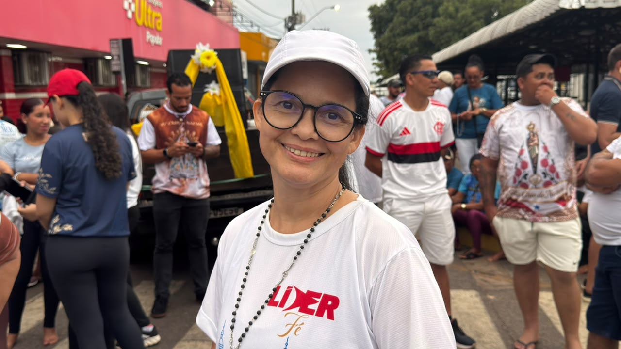 Assistente social paga promessa na corda do Círio após o marido passar por cirurgia