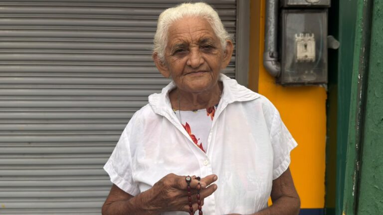 Aos 82 anos e com lesão no joelho, idosa caminha no Círio “até onde aguentar”
