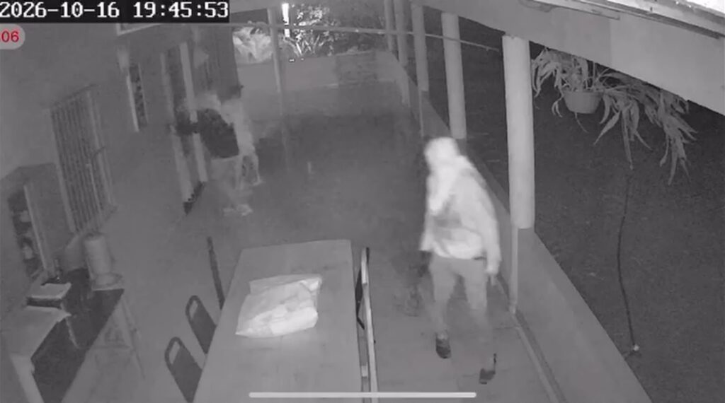 Imagem de câmera de segurança mostrando pessoas em uma varanda durante a noite