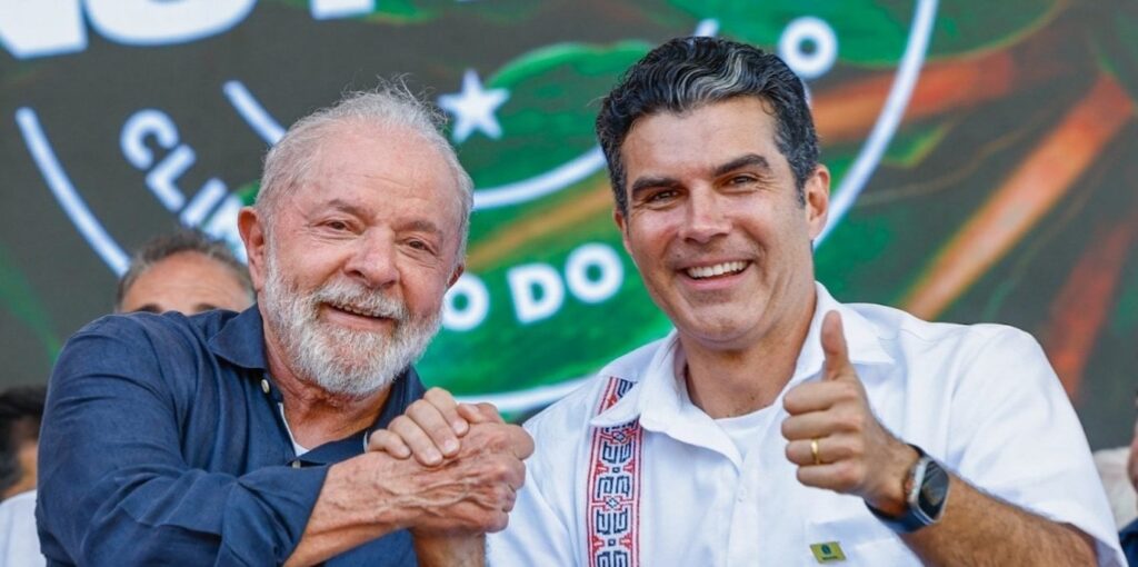 O presidente Lula e o governador Helder Barbalho sorrindo e apertando as mãos em evento oficial.