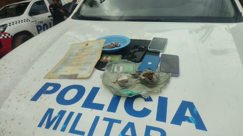 Objetos apreendidos pela Polícia Militar sobre o capô de uma viatura