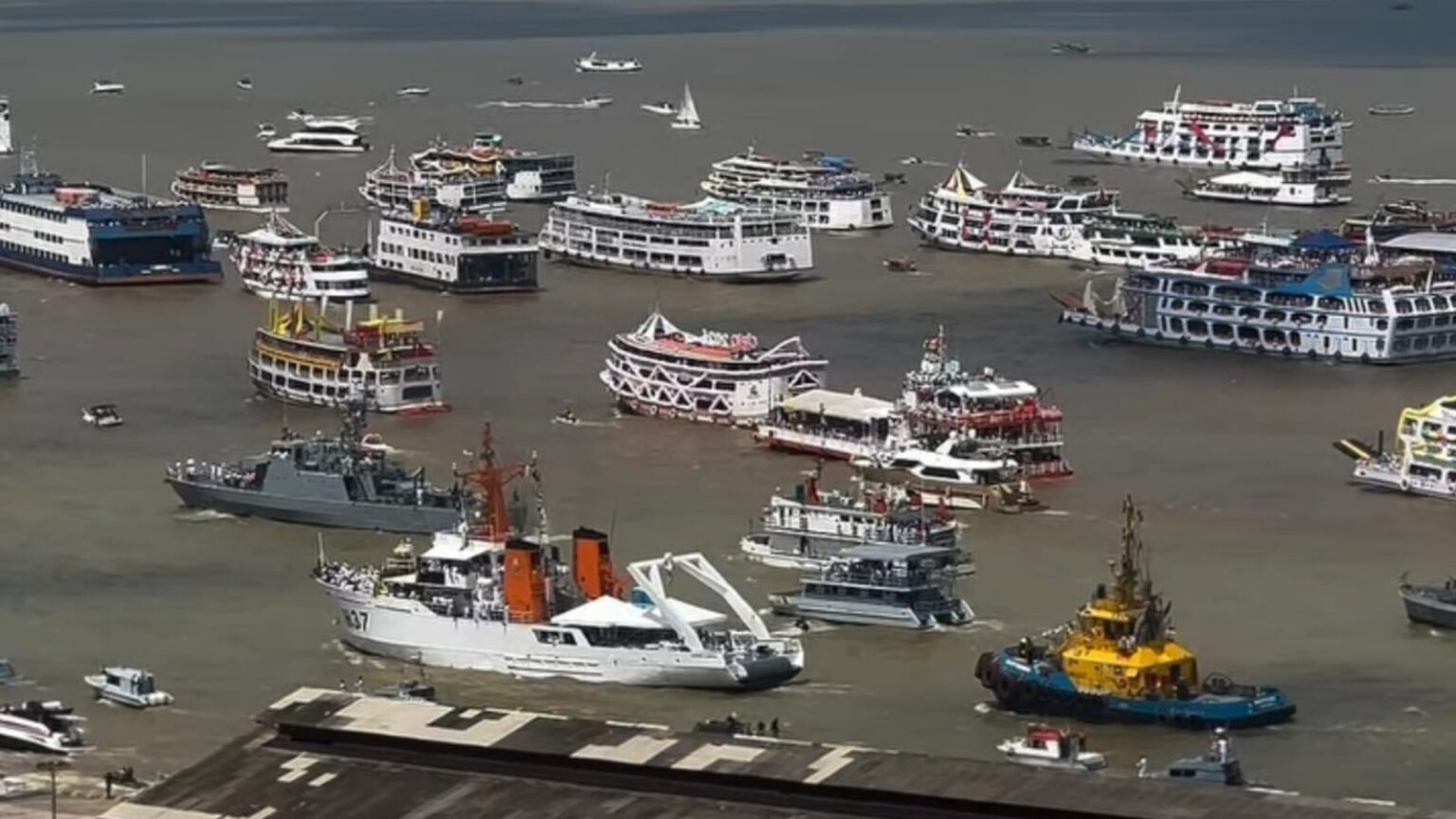 Círio Fluvial reúne cerca de 240 embarcações na Baía do Guajará