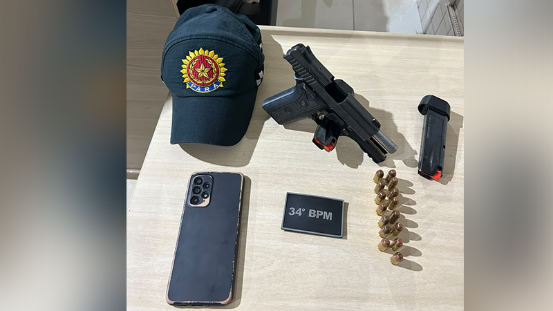 Boné da Polícia Militar do Pará, pistola, carregador e munições sobre uma mesa.