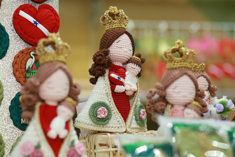 Bonecas artesanais de crochê da Nossa Senhora de Nazaré em exposição