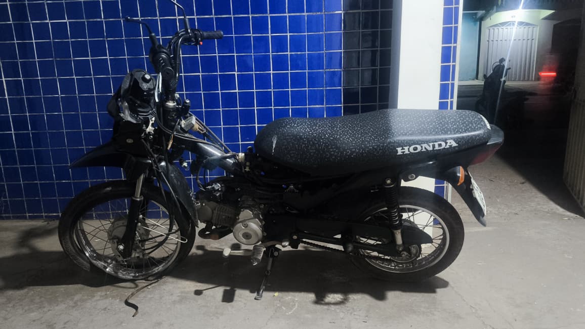 Adolescente de 17 anos foge da PM após empinar moto e provocar acidente